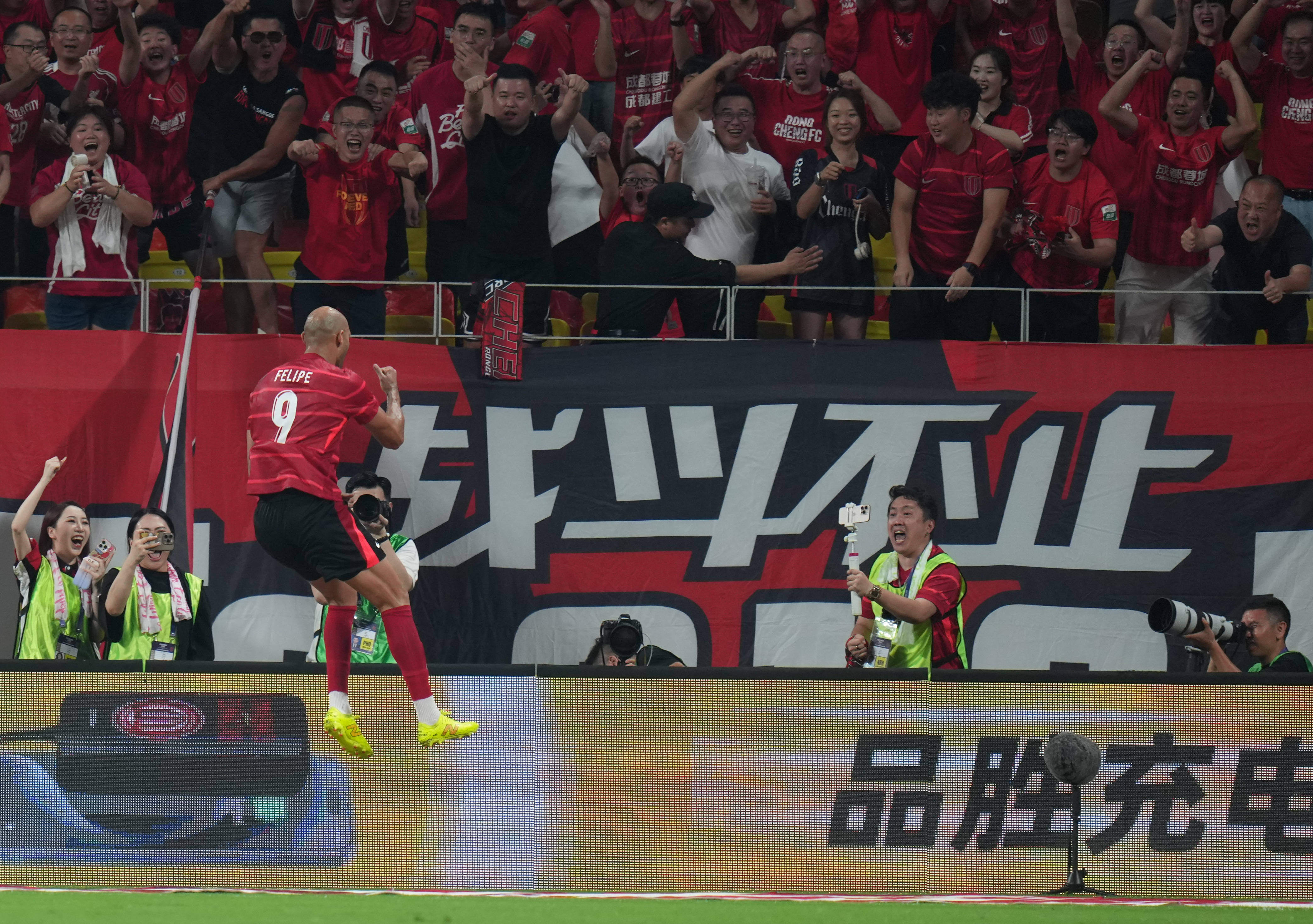 赛地聚焦：足总杯赛前热度飙升，成都蓉城外线爆发，气氛紧张，训练强度明显提升