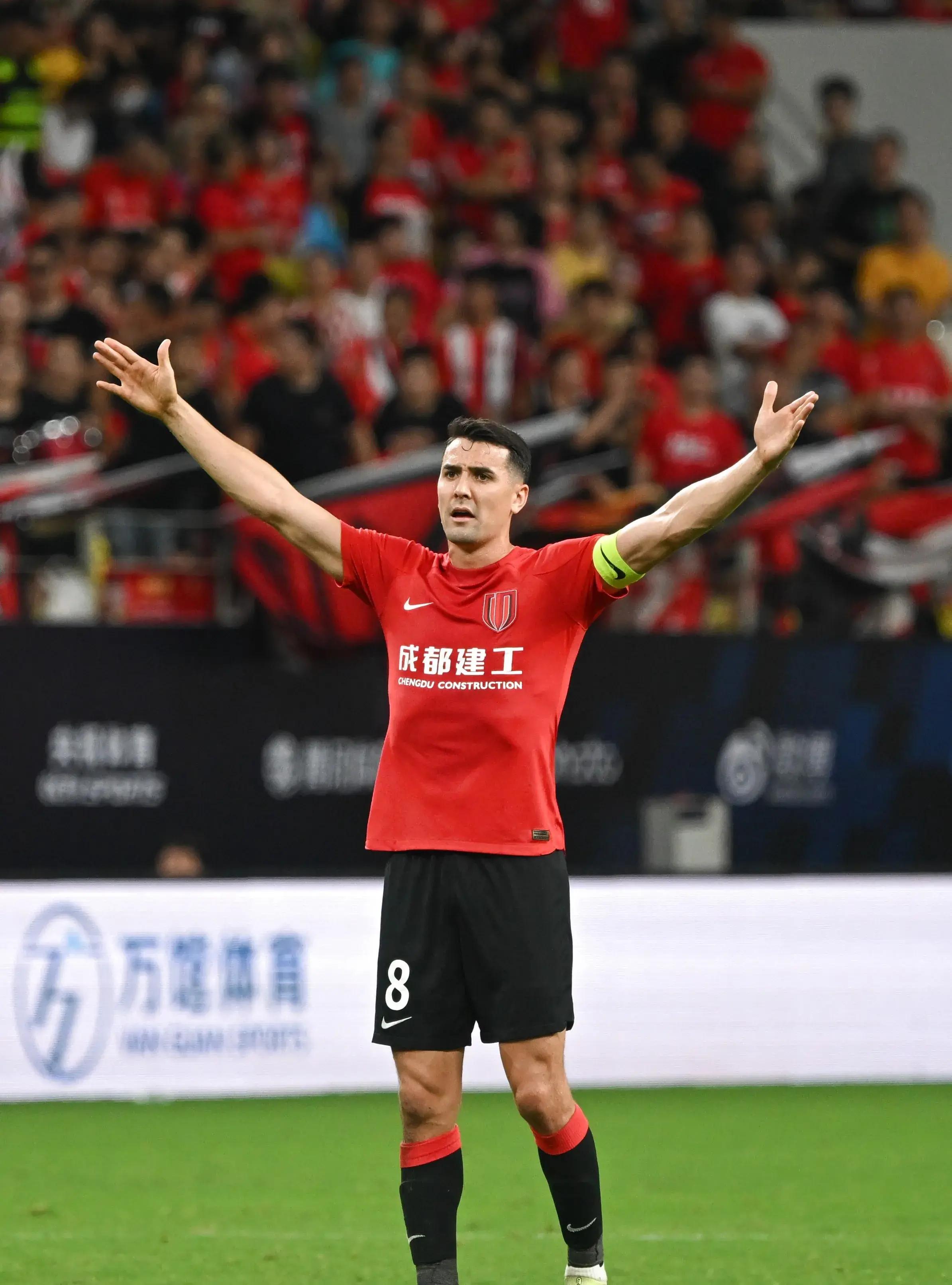 博鱼体育全站-皇家社会转会期远射贴柱，志在西甲名次提升，管理层满意，资深球员宣示担当